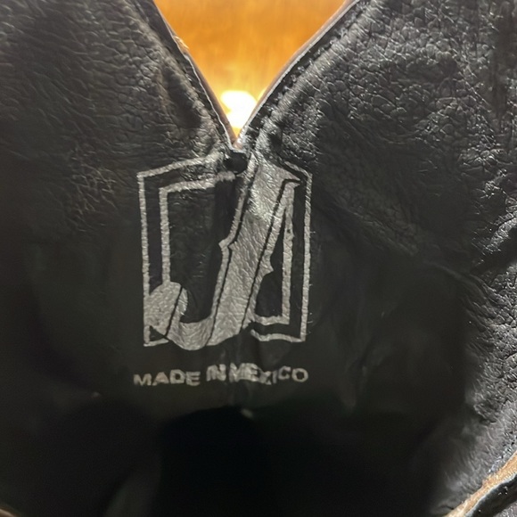 Women's JOE EXCLUSIVE brown boot with white flowers. Size 6.5 - Picture 7 of 8